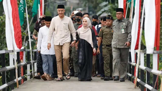 Bakal calon presiden, Ganjar Pranowo bersama istrinya, Siti Atikoh Supriyanti menghaidiri Haul ke-35, KH. Muhammad Hisyam Abdul Karim atau Mbah Hisyam. Mbah Hisyam merupakan kakek dari Siti Atikoh Supriyanti (Istimewa)