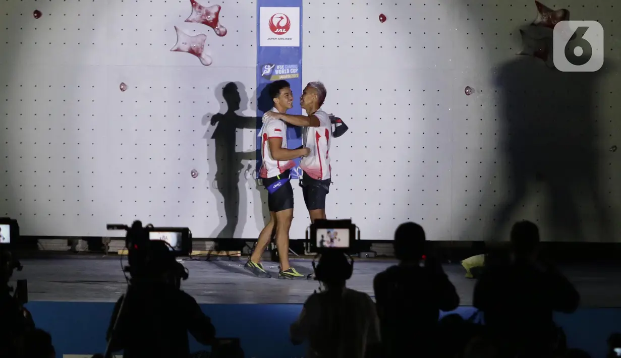 Atlet Panjat Tebing Putra Indonesia, Aspar (kanan) meluapkan kegembiraan usai mengalahkan rekan setimnya, Kiromal Katibin di Babak Final Kejuaraan Panjat Tebing Dunia IFSC 2022 di Jakarta, Sabtu (24/9/2022). Aspar menempati posisi utama dengan catatan waktu 5,39 detik. (Liputan6.com/Helmi Fithriansyah)