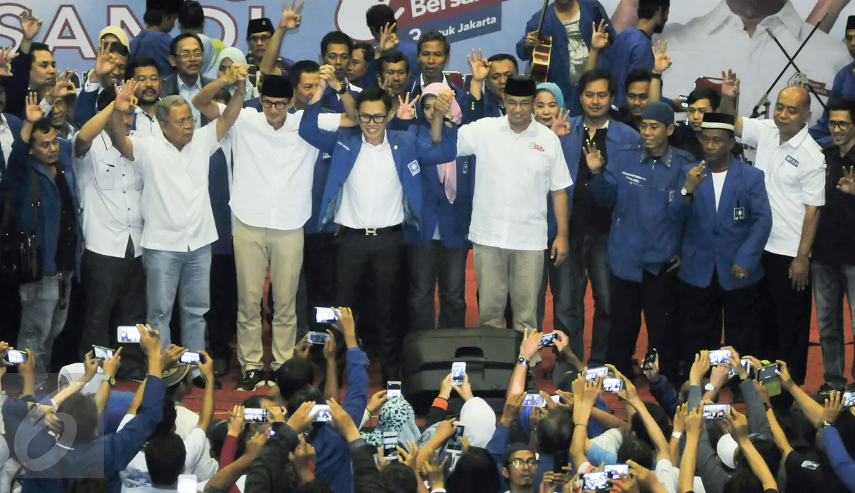 Cagub-Cawagub DKI Jakarta, Anies-Sandi bersama Ketua DPW PAN, Eko Hendro Purnomo saat deklarasi di GOR Jakarta Utara, Sabtu (18/3). DPW PAN DKI Jakarta deklarasikan dukungan untuk Anies-Sandi sebagai Cagub-Cawagub DKI Jakarta. (Liputan6.com/Yoppy Renato)