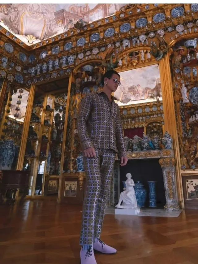 7 Gaya Nyentrik Arnold Putra, Desainer Aksesori Indonesia yang Diduga Terlibat Jual Beli Organ