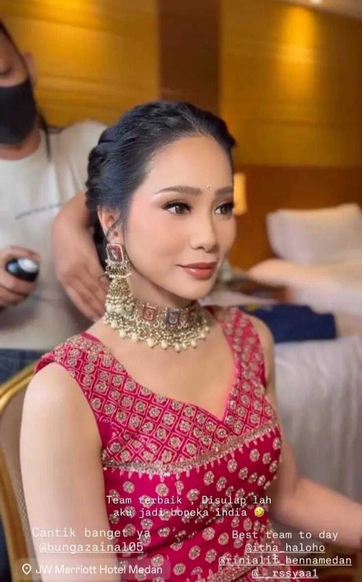 Gaya Menawan Bunga Zainal Pakai Lehenga India saat Kondangan, Tampil Elegan Ala Artis Bollywood