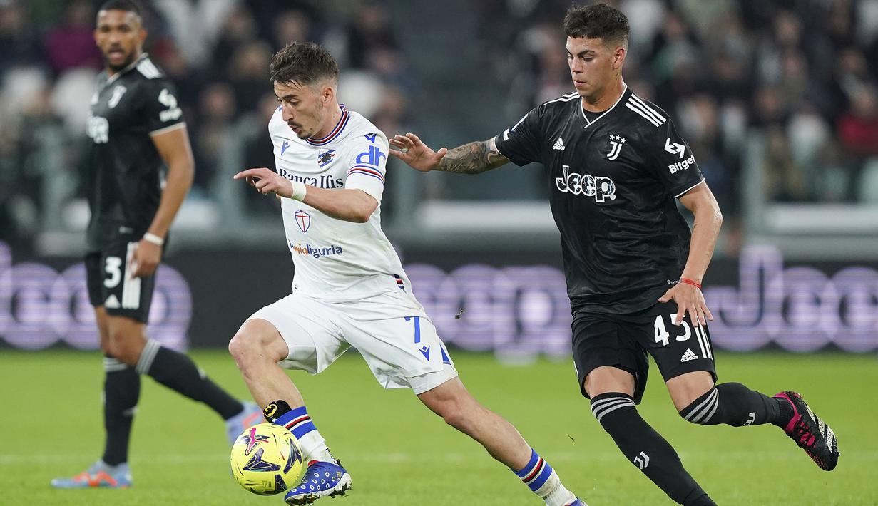 Pemain Sampdoria, Filip Duricic, berusaha melewati pemain Juventus, Enzo Barrenechea, pada laga pekan ke-26 Serie A 2022/2023 di Allianz Stadium, Senin (13/03/2023). (Spada/LaPresse via AP)