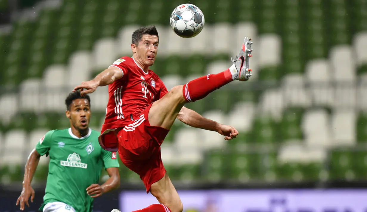 Striker Bayern Munchen, Robert Lewandowski, mengontrol bola saat melawan Werder Bremen pada laga Bundesliga di Weserstadion, Bremen, Selasa (16/6/2020). Bayern Munchen menang dengan skor 1-0 atas Werder Bremen. (AP/Martin Meissner)