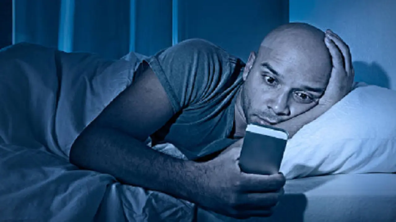 Ilustrasi main ponsel sebelum tidur (iStock)