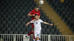 Bek Turki, Merih Demiral berebut bola dengan pemain Rusia, Yuri Zhirkov pada pertandingan UEFA Nations League di Stadion Sukru Saracoglu, Istanbul, Minggu (15/11/2020). Turki menang tipis atas Rusia 3-2. (AP Photo)
