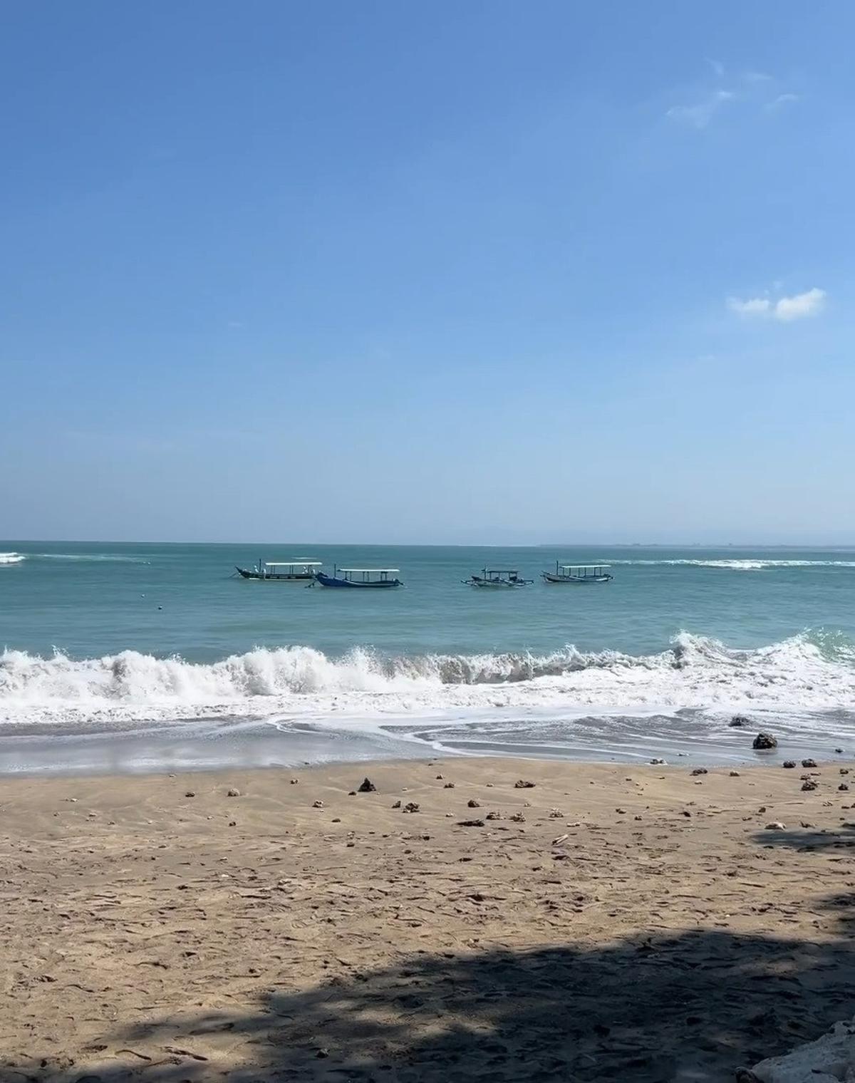 Membagikan Foto Pantai dan Aktivitas Nelayan