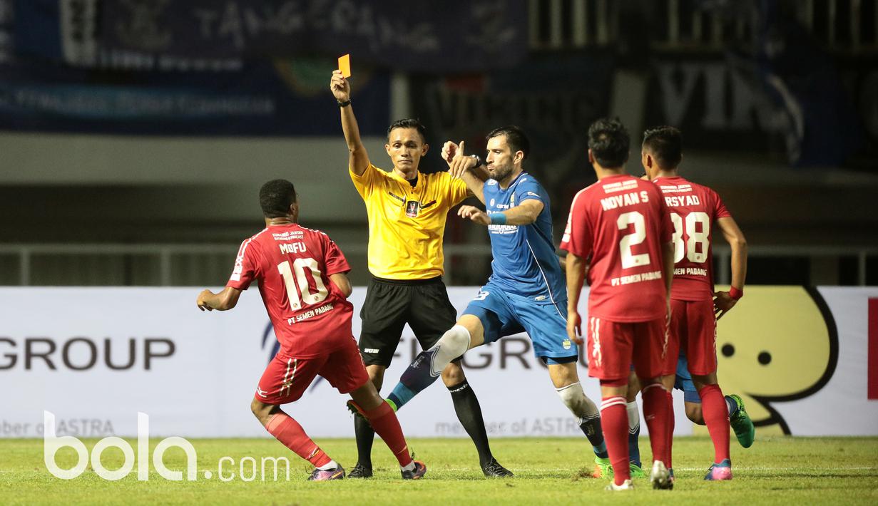 Pemain Persib Bandung, Vladimir Vujovic menendang pemain Semen Padang, Vendry Mofu pada perebutan tempat ketiga Piala Presiden 2017 di Stadion Pakansari, Bogor, Sabtu (11/3/2017). (Bola.com/Nicklas Hanoatubun)