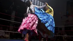 Yenny Mamani (kanan) saat bertarung gulat dengan Leonor Cordova pada pertarungan Gulat Tradisional di Madrid, Spanyol, Kamis (8/9/2015). Uniknya dalam pertandingan ini peserta wajib menggunakan pakaian Tradisional Bolivia. (REUTERS/Juan Medina)