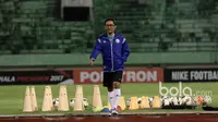 Pelatih Arema FC, Aji Santoso. (Bola.com/Nicklas Hanoatubun)