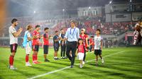Guard of honor diberikan pemain dan ofisial Bali United kepada Stefano Cugurra usai pertandingan menghadapi Madura United di Stadion Kapten I Wayan Dipta pada Sabtu malam (17/5/2025). (Bola.com/Alit Binawan)