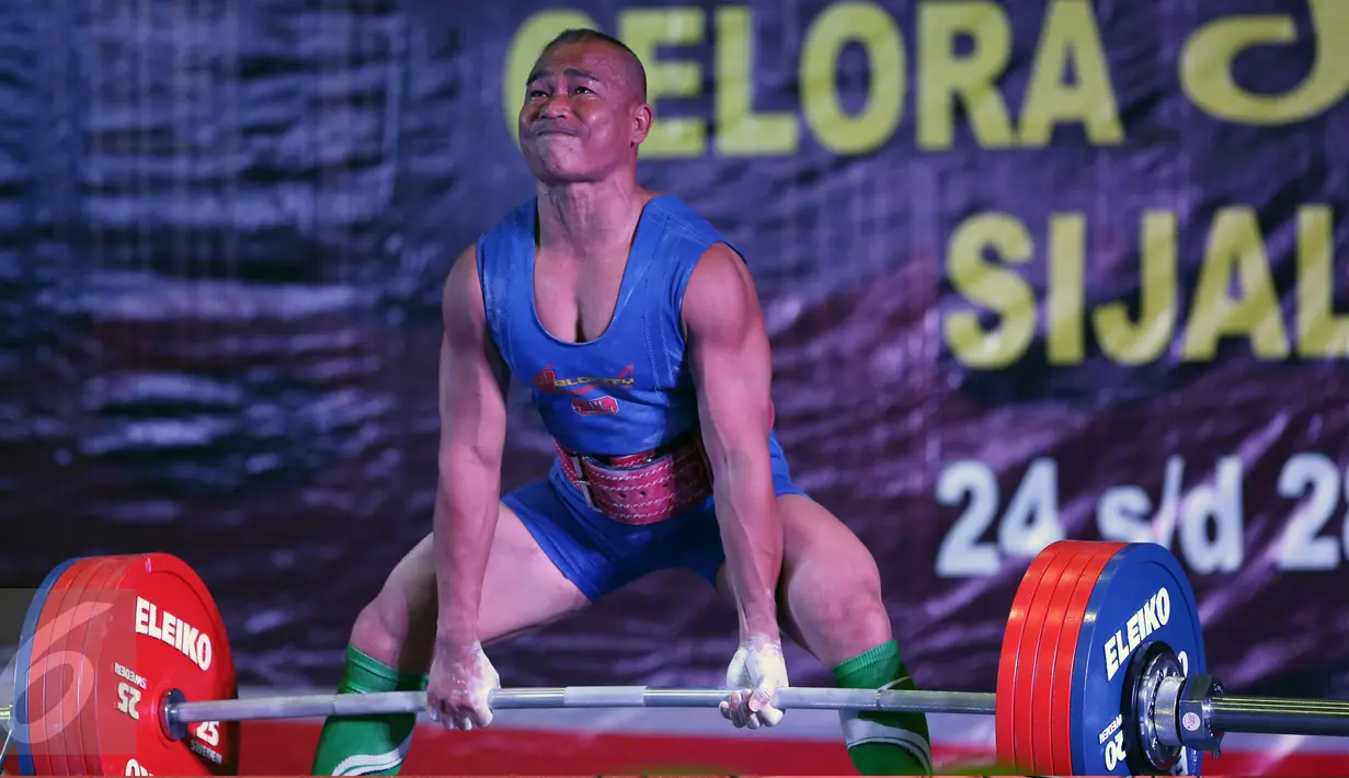 Lifter Sumatera Utara, Faebolo Dodo Gowasa saat mengangkat beban di kelas 66 kg putra PON XIX di GOR Sabilulungan, Kab Bandung, Minggu (25/9). Faebolo merebut perak di kelas 66 kg. (Liputan6.com/Helmi Fithriansyah)