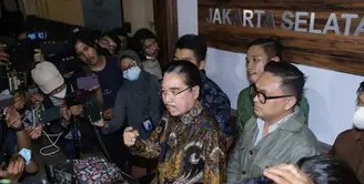 Upaya Hotma Sitompul berhasil dan akhirnya Lesti mencabut laporan. Hotma lalu datang ke Polres Jaksel pada malam harinya setelah Lesti mencabut laporan. (KapanLagi.com/Bayu Herdianto)
