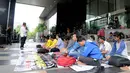 Sejumlah pegiat anti korupsi melakukan ibadah salat Jumat di depan Gedung KPK, Jakarta, Jumat (30/1/2015). Tampak sejumlah aktivis mendengarkan khotbah. (Liputan6.com/Herman Zakharia)