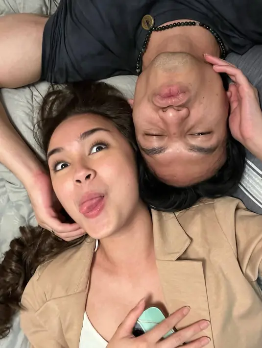 Beberapa kali dalam potretnya yang diunggah dalam media sosial Instagram, tidak jarang keduanya tampil dengan pose mesra bak pasangan kekasih. Penggemar Jefri Nichol pun sempat iri karena idolanya tampil bersama Caitlin Halderman. (Liputan6.com/IG/@caitlinhalderman)