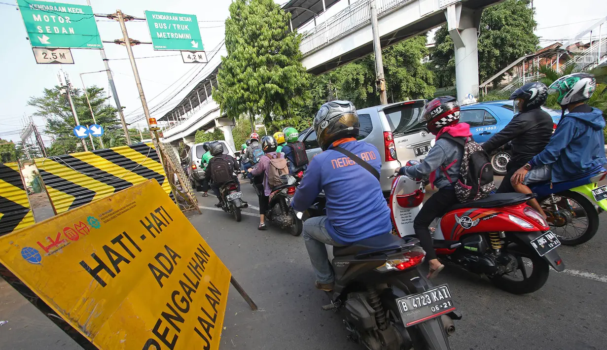Kendaraan mengantre untuk melewati Jalan Sultan Agung, Jakarta, Rabu (25/10). Pengalihan arus dan penutupan jalan ini dilakukan dikarenakan adanya pengerjaan proyek double-double track kereta api Jatinegara-Manggarai. (Liputan6.com/Immanuel Antonius)