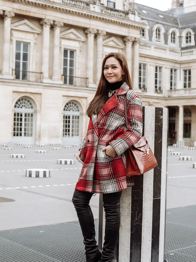 [Bintang] Bagai Ratu Sejagad, Colorful Outfit Maia Estianty Ini Jauh dari Kesan Ibu-ibu