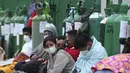 Orang-orang berkemah dengan tabung oksigen kosong mereka menunggu toko isi ulang dibuka di lingkungan San Juan de Lurigancho di Lima, Peru, Senin (22/2/2021). Kekurangan oksigen medis untuk merawat pasien COVID-19 terus menjadi norma nasional. (AP Photo/Martin Mejia)