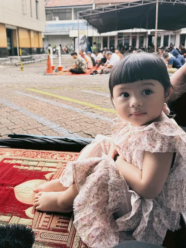 Potret Menggemaskan Ameena saat Ikut Atta Halilintar Jumatan, Disebut Anak yang Paling Rajin Ikut Ayahnya Salat