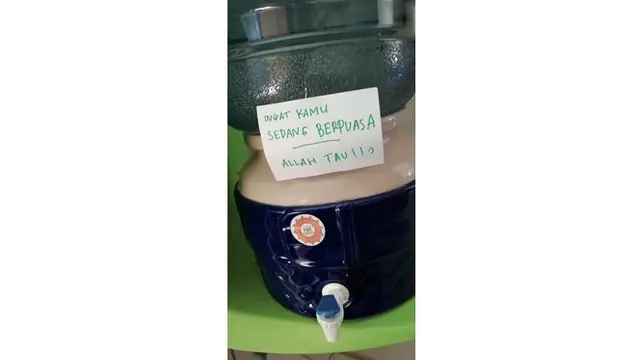 6 Kelakuan Gabut Saat Nunggu Buka Puasa, Bikin Tepuk Jidat
