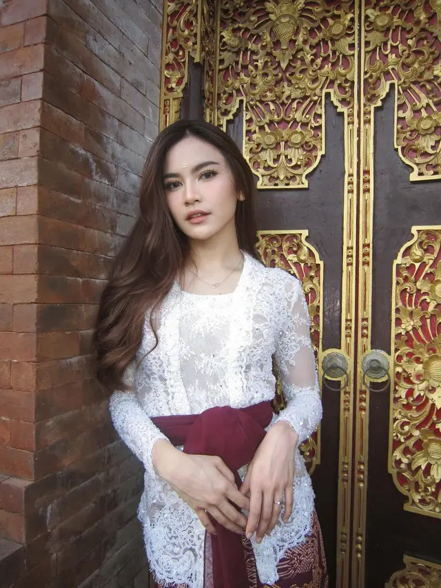 7 Pesona Ayu Khas Perempuan Bali dari Mahalini Raharja dalam Balutan Kebaya dan Kain Wastra