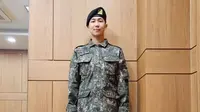 Selain foto keduanya berseragam militer, RM juga membagikan penghargaan yang diterimanya sebagai elite trainee Resimen Pelatihan Rekrut ke-27. (Foto: Instagram/ rkive)
