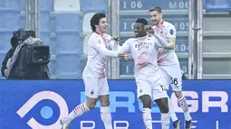 Penyerang AC Milan, Rafael Leao (tengah) berselebrasi dengan rekan-rekannya usai mencetak gol ke gawang Sassuolo pada pertandingan lanjutan Liga Serie A Italia di di stadion Mapei (20/12/2020). Durasi waktu yang dibutuhkan Leao untuk mencetak gol tersebut adalah 6,7 detik. (AFP/Alberto Pizzoli)