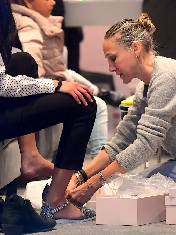 [Bintang] Tunjukkan Sikap Profesional, Sarah Jessica Parker Layani Pelanggan Sambil Memasangkan Sepatu