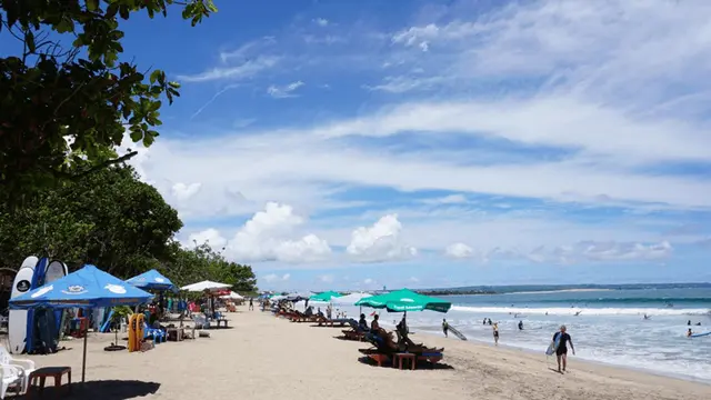 Pantai Kuta. Wikipedia