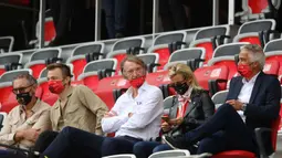 Sir Jim Ratcliffe (tengah) sendiri merupakan miliarder Inggris yang lahir di Failsworth, Manchester. Ia mengungkapkan bahwa sejak kecil dirinya memang merupakan penggemear MU. (AFP/Valery Hache)