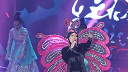 Aksi panggung penyanyi dangdut Iyeth Bustami di acara ajang penghargaan Indonesian Dangdut Awards 2017 di Studio 6 EMTEK CITY, Jakarta, Jumat (13/10). (Liputan6.com/Herman Zakharia)