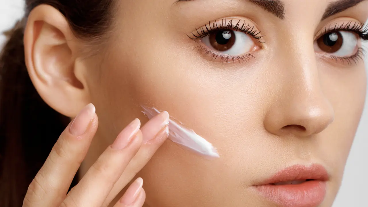 Makeup dan skincare ini akan lebih optimal jika diaplikasikan dengan jari / Image: Shutterstock