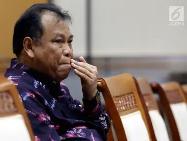 Calon hakim Mahkamah Konsitusi (MK), Arief Hidayat mengusap mulutnya saat menjalani uji kelayakan dan kepatutan Hakim MK di ruang rapat Komisi III, Kompleks Parlemen, Senayan, Jakarta, Rabu (6/12). (Liputan6.com/Johan Tallo)