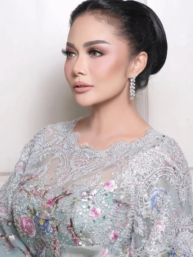 Krisdayanti Tampil Memesona dengan Kebaya Tradisional (Instagram/@dhirmanputra)