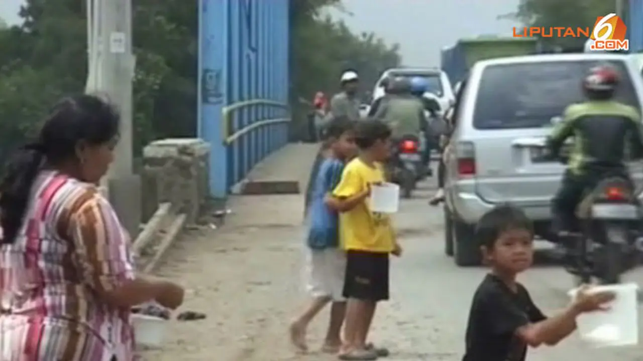 korban-banjir-mengemis130322c.jpg