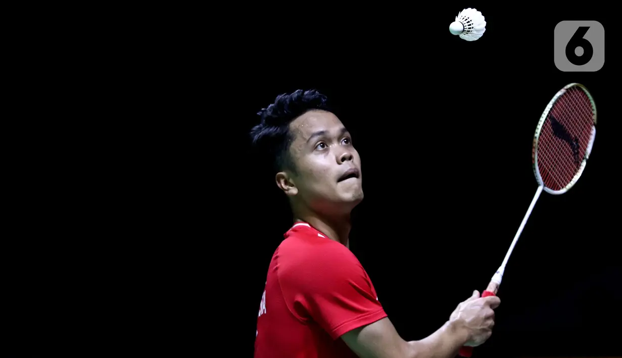 Pebulu tangkis tunggal putra Indonesia, Anthony Sinisuka Ginting saat bertanding melawan Viktor Axelsen (Denmark) pada Semifinal Indonesia Masters 2022 di Istora Senayan, Jakarta, Sabtu (11/6/2022). Anthony Sinisuka Ginting kalah 15-21, dan 15-21. (Liputan6.com/Helmi Fithriansyah)