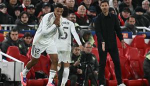Bek Real Madrid asal Inggris #12, Trent Alexander-Arnold (kiri), masuk sebagai pemain pengganti dalam pertandingan Liga Champions UEFA antara Liverpool dan Real Madrid di Anfield, Liverpool, Inggris barat laut, pada 4 November 2025. (Paul ELLIS/AFP)