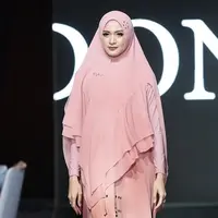 Donita di acara Si.Se.Sa fashion show The Great Escape pada Selasa (3/12/2019) di Grand Ballroom, Intercontinental Hotel, Jakarta. (Bambang E Ros/Fimela.com)
