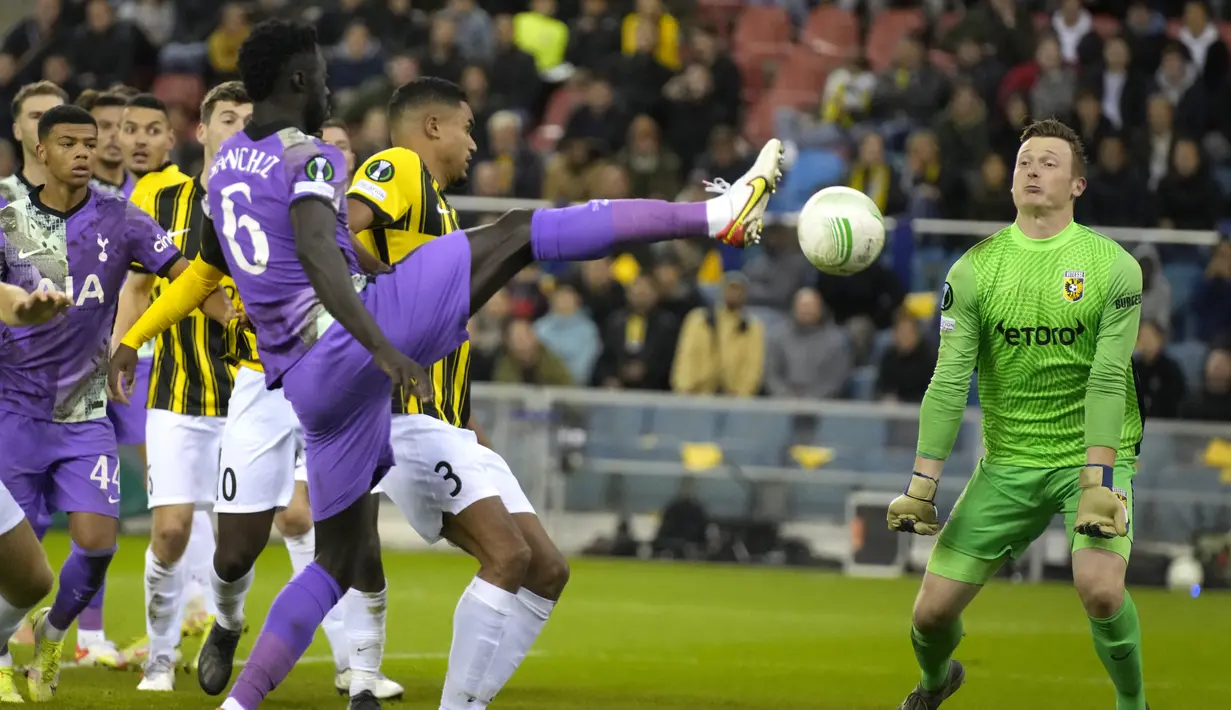 FOTO Tottenham Hotspur Takluk di Markas Vitesse Foto