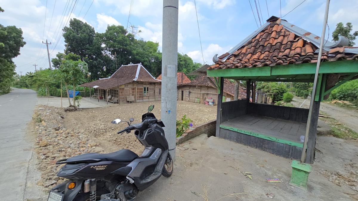Kesal Diselingkuhi Istri, Pria Sragen Nekat Hancurkan Rumah Pakai Eskavator