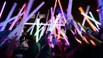 Penggemar film Star Wars berkumpul sambil membawa lightsaber (pedang sinar) saat mengikuti Glow Battle Tour di Grand Park, Los Angeles (15/12). Mereka berkumpul dengan membawa pedang sinar yang beraneka warna. (Photo by Chris Pizzello/Invision/AP)
