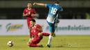 Pemain Timnas Indonesia U-19, Muhammad Iqbal (kiri) menahan laju bola sepakan pemain Espanyol B, Aitor Granados pada laga persahabatan di Stadion GBLA, Bandung, (15/7/2017). Timnas U-19 kalah 2-4. (Bola.com/Nicklas Hanoatubun)