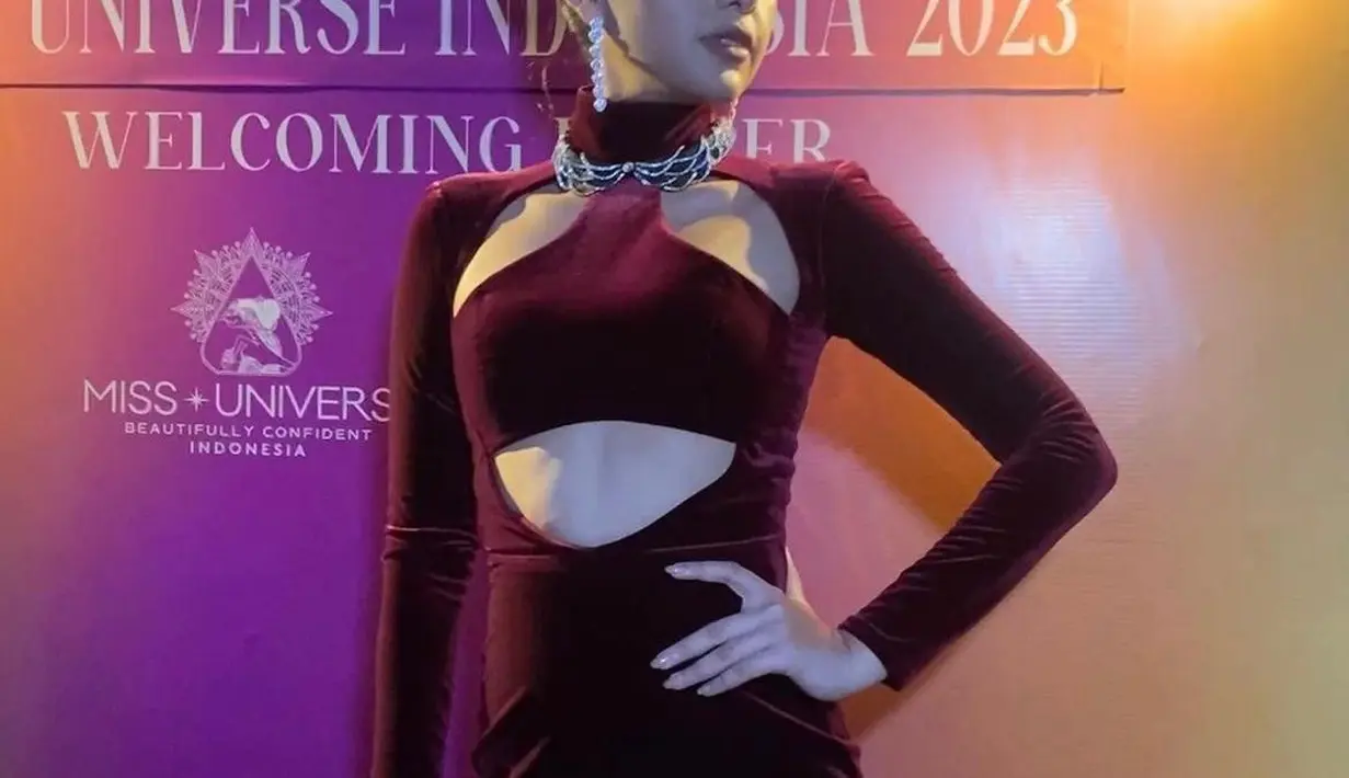 Pilihan gaun dengan material velvet juga secara instan mampu memberi kesan tampilan yang mewah. Apalagi dipadukan dengan aksesori kalung berlian yang berkilau. [@shaniabmh].