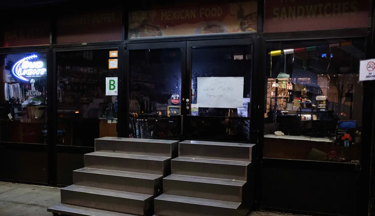 Sebuah restoran di New York, Senin, (16/3/2020). Gubernur Andrew Cuomo mengatakan restoran dan bar akan pindah ke layanan take-out dan pengiriman saja imbas merebaknya penyebaran Covid-19. (AP Photo/Yuki Iwamura)