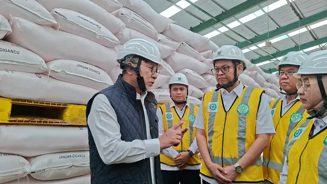 Menko Bidang Pangan Zulkifli Hasan kunjungan kerja ke pabrik milik PT Pupuk Kujang Cikampek. (Foto: Liputan6.com/Arief RH)