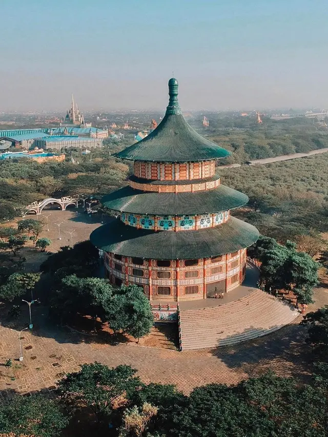 6 Spot Foto di Pagoda Tian Ti Surabaya yang Instagramable