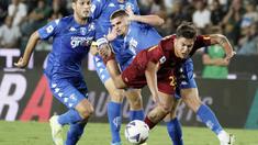 AS Roma sukses meraup poin penuh kala bertandang ke markas Empoli dalam partai Serie A 2022/2023 giornata keenam di Stadio Carlo Castellani, Selasa (13/9/2022).Pasukan Jose Mourinho berhasil menang tipis dengan skor 2-1.

Dua gol kemenangan Serigala ibu kota itu masing-masing dicetak oleh Paulo Dybala dan Tammy Abraham. Sementara itu, Empoli sempat menyamakan kedudukan lewat gol Filippo Bandinelli. (Marco Bucco/LaPresse via AP)