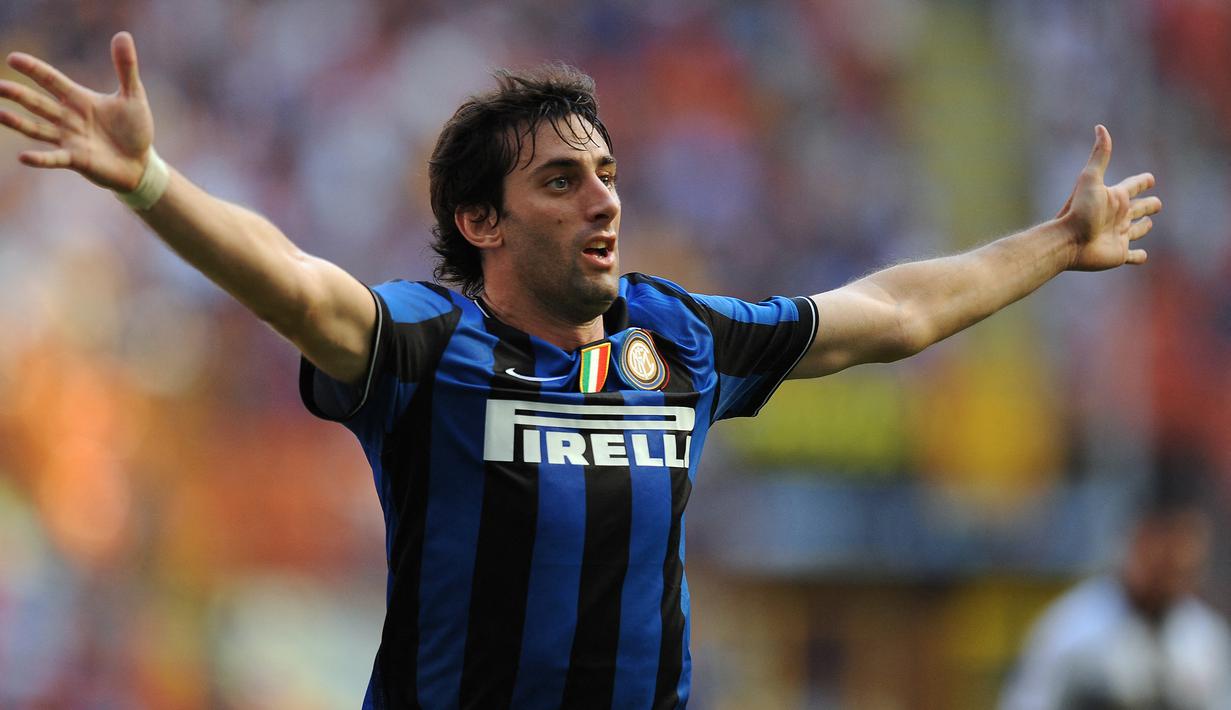 Selebrasi striker Inter Milan, Diego Milito setelah mencetak gol ke gawang Parma pada laga Liga Italia 2009/2010 di San Siro Stadium, Milan (13/9/2009). Didatangkan dari Genoa pada awal musim 2009/2010, Diego Milito langsung moncer di musim debutnya bersama Inter Milan dengan mencetak 30 gol di semua ajang dengan rincian 22 gol di Serie A, 2 gol di Coppa Italia dan 6 gol di Liga Champions. (AFP/Alberto Pizzoli)