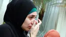 Dhini Aminarti tak kuasa menahan air matanya ketika menceritakan perubahan penampilannya. Istri Dimas Seto itu memutuskan mengenakan hijab bertepatan pada ulang tahun mendiang ayahnya pada 22 Januari tahun ini. (Deki Prayoga/Bintang.com)