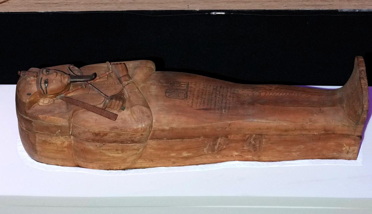 Kali ini, peti mati pahatan akan diperlihatkan kosong. Sebab hukum Mesir sekarang melarang pengangkutan mumi kerajaan ke luar negeri. (AP Photo/Christophe Ena)