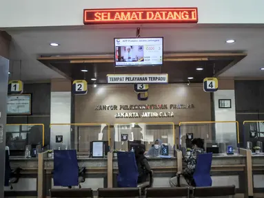 Suasana pelayanan pajak di Kantor KPP Pratama Jakarta Jatinegara, Matraman, Jakarta Timur, Kamis (21/7/2022). Kementerian Keuangan melalui Direktorat Jenderal Pajak resmi memulai penerapan Nomor Induk Kependudukan (NIK) sebagai Nomor Pokok Wajib Pajak (NPWP) untuk memudahkan masyarakat dalam mengakses layanan perpajakan ke depannya. (merdeka.com/Iqbal S. Nugroho)